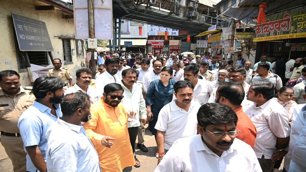 Mumbai News : अकार्यक्षम प्रशासनामुळे भांडुपकरचा जीव धोक्यात, बस अपघातांवरून उबाठा गटाचे तीव्र आंदोलन