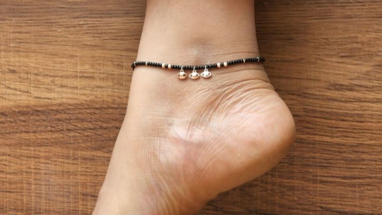 Astro Tips: काळा धागा बांधताना करू नका चुका, जाणून घ्या या महत्त्वाच्या गोष्टी