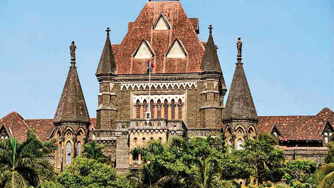 Bombay High Court : “ऑफिसमध्ये महिलांकडे एकटक बघणं गुन्हा…”, मुंबई उच्च न्यायालयाचा मोठा निर्णय