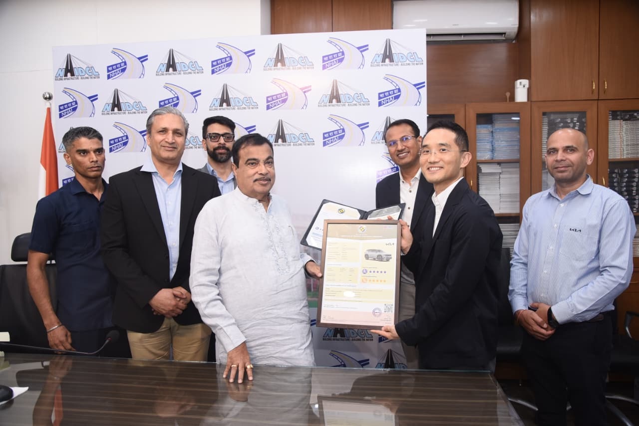 भारत एनसीएपीमध्ये ‘या’ कंपनीच्या कारला 5-स्टार रेटिंग; नितीन गडकरी यांच्या हस्ते दिले प्रमाणपत्र