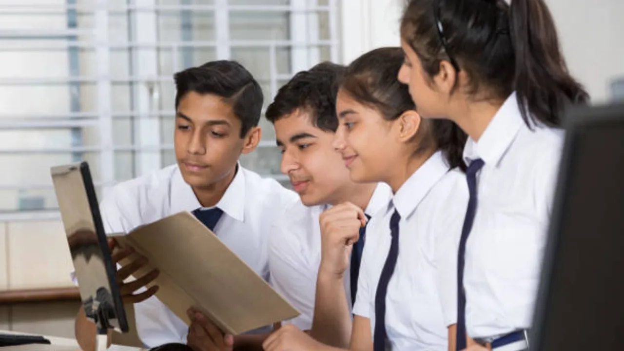 एसव्हीव्हीएनएस विद्यार्थ्यांचे दहावीत दमदार यश, शाळेच्या गुणवत्तेची पुन्हा छाप; प्रथमेश पाटील 98.40 टक्क्यांसह अव्वल