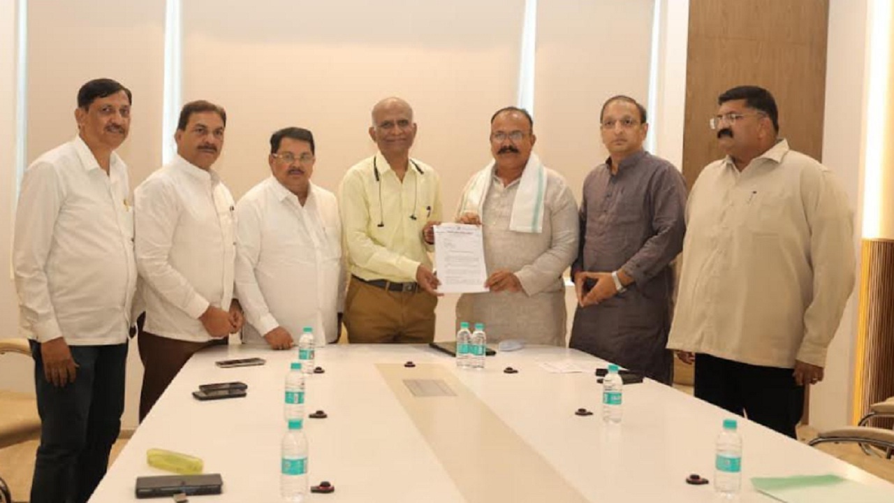 काँग्रेसच्या शिष्टमंडळाने घेतली राज्याच्या मुख्य निवडणूक अधिकाऱ्यांची भेट; ‘या’ मागण्यांचे दिले निवेदन