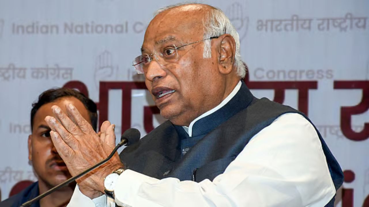 Kharge Apologizes to Gujarati : आधी गुजरात्यांना म्हटले ‘बेवकुफ’ अन् नंतर मागितली माफी; काँग्रेस अध्यक्ष मल्लिकार्जुन खरगे चर्चेत