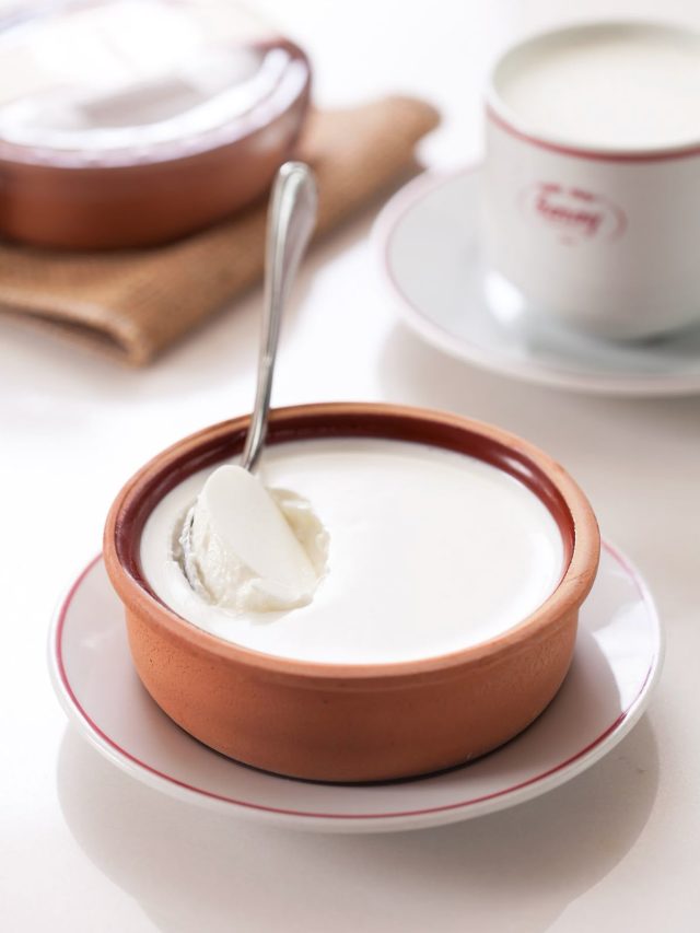 वजन कमी करायचं आहे? दही कसं खाल्लं पाहिजे?