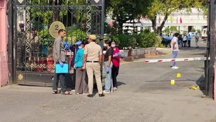 Delhi Assembly security breach : दिल्ली विधानसभेत मोठी सुरक्षा त्रुटी, गेट तोडून कारचा आवारात प्रवेश, चालक फरार