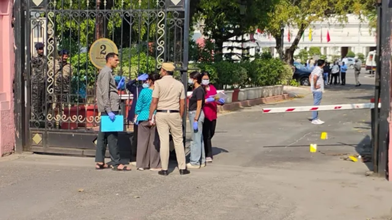 Delhi Assembly security breach : दिल्ली विधानसभेत मोठी सुरक्षा त्रुटी, गेट तोडून कारचा आवारात प्रवेश, चालक फरार