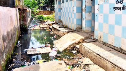 Raigad News: उरण नगरपरिषद वार्ड ७ मधील स्वच्छतागृहाची दयनीय अवस्था; अस्वच्छतेमुळे नागरिकांच्या आरोग्याचा प्रश्न गंभीर