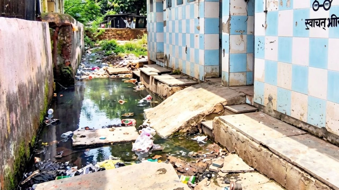 Raigad News: उरण नगरपरिषद वार्ड ७ मधील स्वच्छतागृहाची दयनीय अवस्था; अस्वच्छतेमुळे नागरिकांच्या आरोग्याचा प्रश्न गंभीर