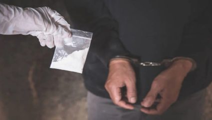 साहेब, मी माजी उपसरपंच आहे, मित्रांमुळे एकदाच ड्रग्ज घेतले! वाचा पोलिसांनी पकडलेल्या तरुणाची कहाणी