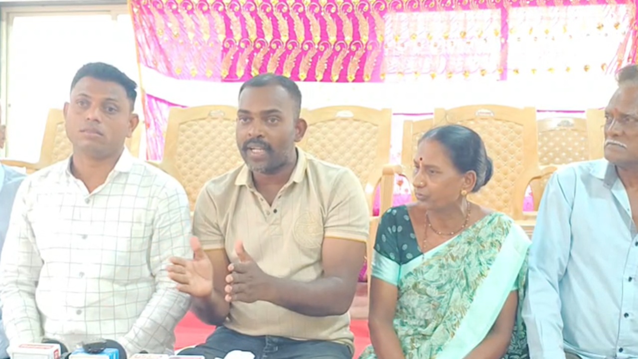 Farmer Potest : साजिद हसन मुश्रीफ यांनी खरेदी केलेल्या जमिनीतून शेतकऱ्यांना रस्ता नाही, उलट आरोप होत असल्याने शेतकरी संतप्त