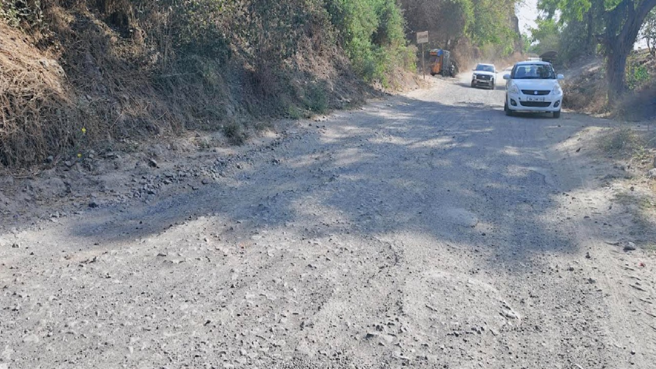 लागाचा घाट बनला मृत्यूचा सापळा, प्रवाशांचा जीव टांगणीला; सार्वजनिक बांधकाम विभागाचे दुर्लक्ष