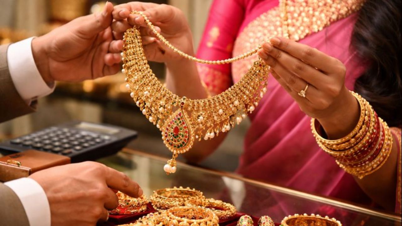 Todays Gold-Silver Price: सोन्याच्या दरात किंचीत घसरण, चांदीचे भावही नरमले! जाणून घ्या आजच्या किंमती
