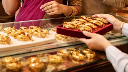 Todays Gold-Silver Price: सोनं स्वस्त झालं, चांदी आजही स्थिर! खरेदीपूर्वी जाणून घ्या नवीन भाव