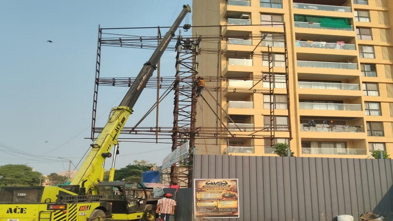 पिंपरी-चिंचवडमध्ये अनधिकृत जाहिरात फलकांवर ‘हातोडा’; महापालिकेची धडक कारवाई