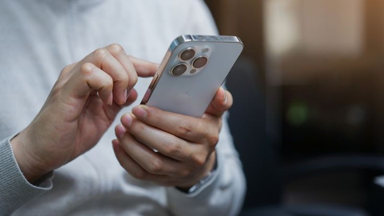 Tech Tips: कोण वापरतंय तुमच्या iPhone चा हॉटस्पॉट डेटा? क्षणार्धात लावा शोध, फॉलो करा ही सोपी प्रोसेस