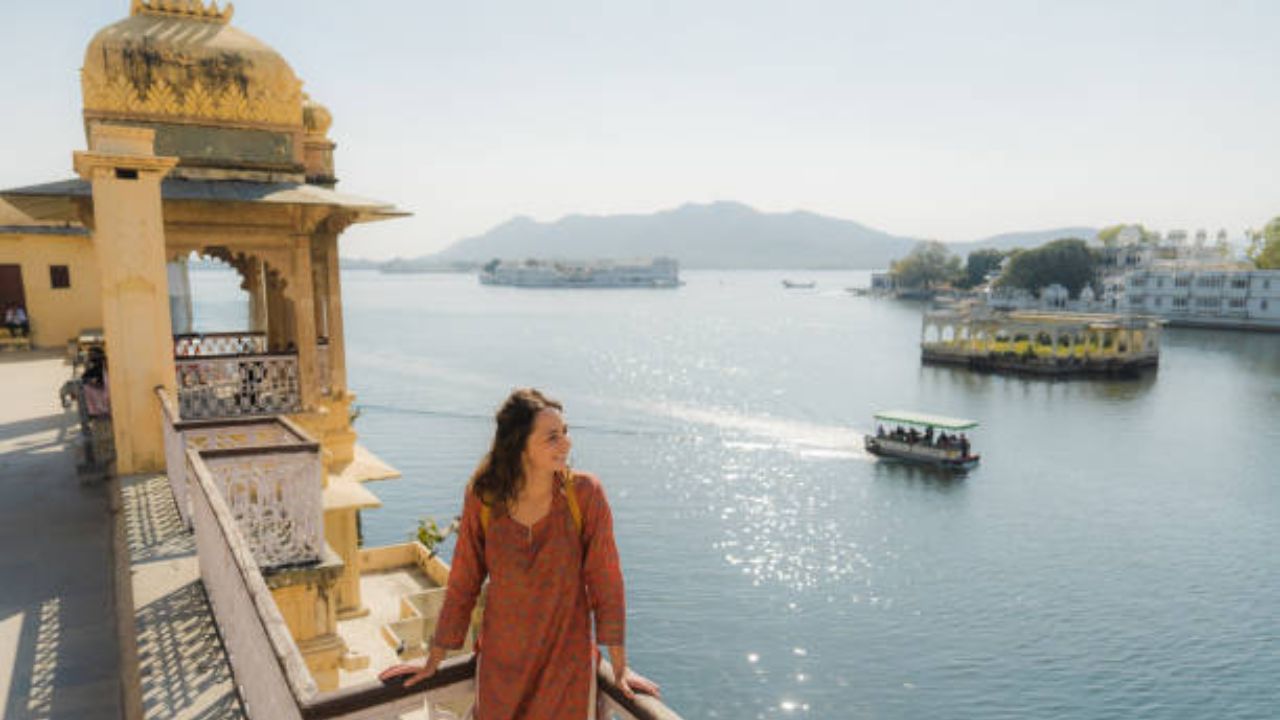 Travel Trend 2026 : महागडे स्पॉट सोडून आता स्वस्त ठिकाणांकडे अधिक वळू लागलेत पर्यटक, जाणून घ्या कारण