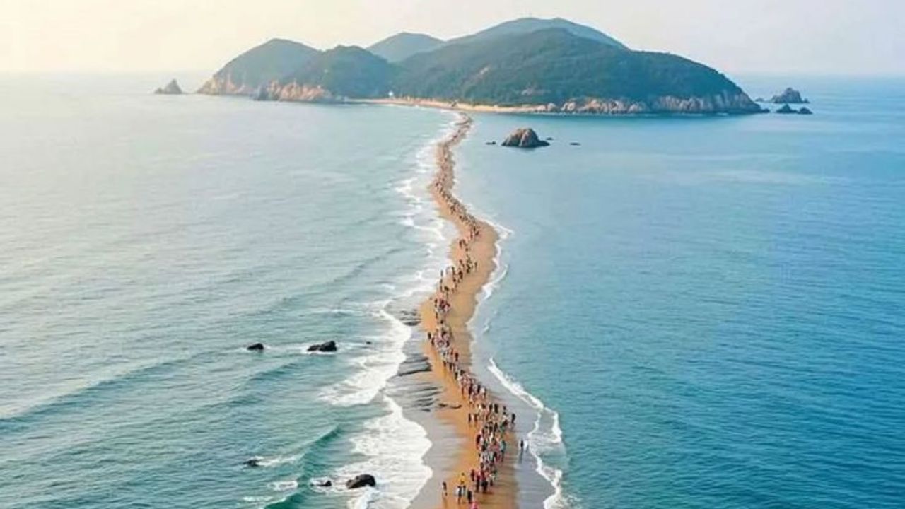 अचानक दोन भागांत विभागला जातो हा समुद्र, लोकांना जाण्यासाठी तयार करतो रस्ता; हैराण करते इथले दृष्य