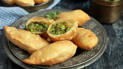 Recipe : तेच तेच खाऊन कंटाळलात? संध्याकाळच्या नाश्त्याला घरी बनवा कुरकरीत आणि मसालेदार ‘मटर करंजी’