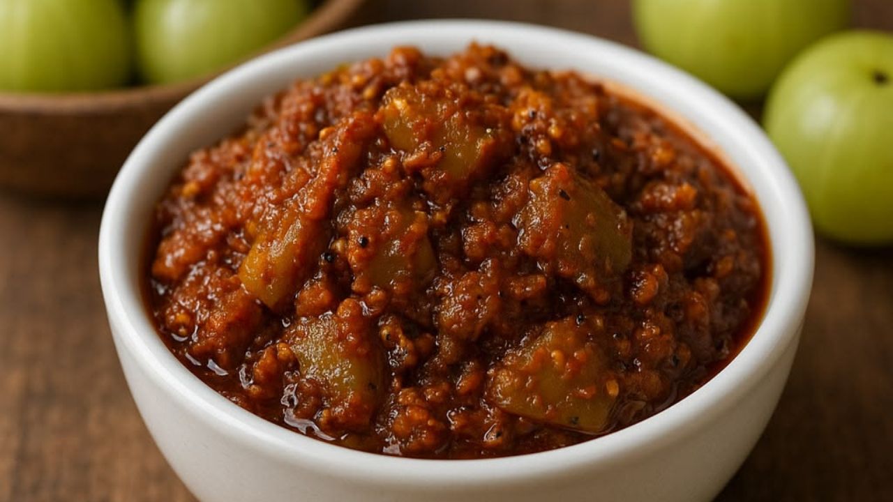 हेल्दी आणि टेस्टी, यंदा कैरीचं नाही तर घरी बनवा आवळ्याचं चटकदार लोणचं, रेसिपी आहे फार सोपी