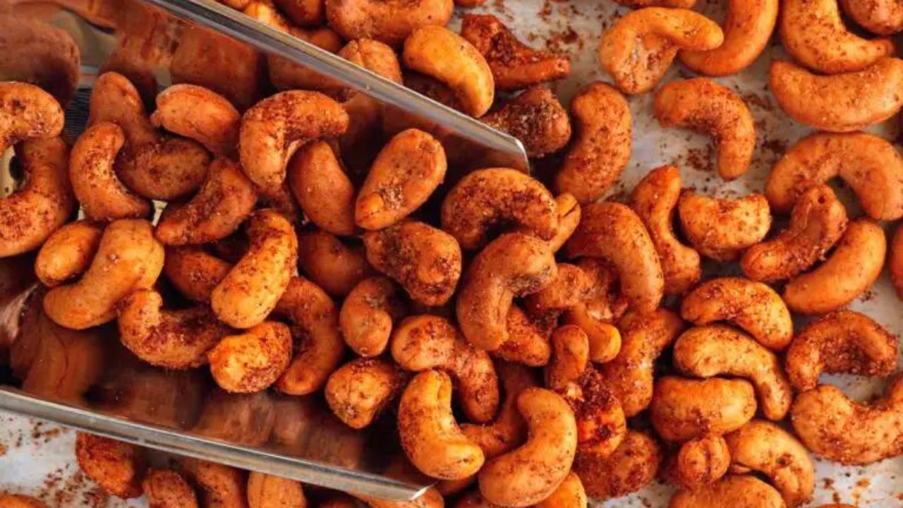 Recipe : ऑफीस स्नॅक्ससाठी परफेक्ट! घरी बनवा मार्केट स्टाईल क्रिस्पी, स्पायसी आणि टेस्टी मसाला काजू, रेसिपी आहे फार सोपी