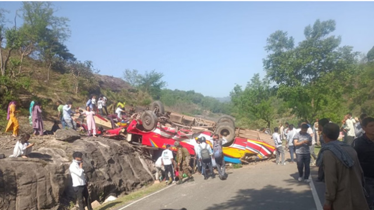 Udhampur Bus Accident : जम्मू आणि काश्मीरमधील उधमपूरमध्ये बसचा भीषण अपघात, बस खोल दरीत कोसळल्याने 20 जणांचा जागीच मृत्यू