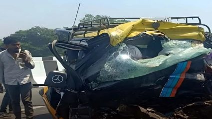 Kalyan Accident : कल्याण- अहिल्यानगर मार्गावर भीषण अपघात, टॅक्सीला सिमेंट मिक्सरची जोरदार धडक, 11 जणांचा जागीच मृत्यू, 2 जण जखमी