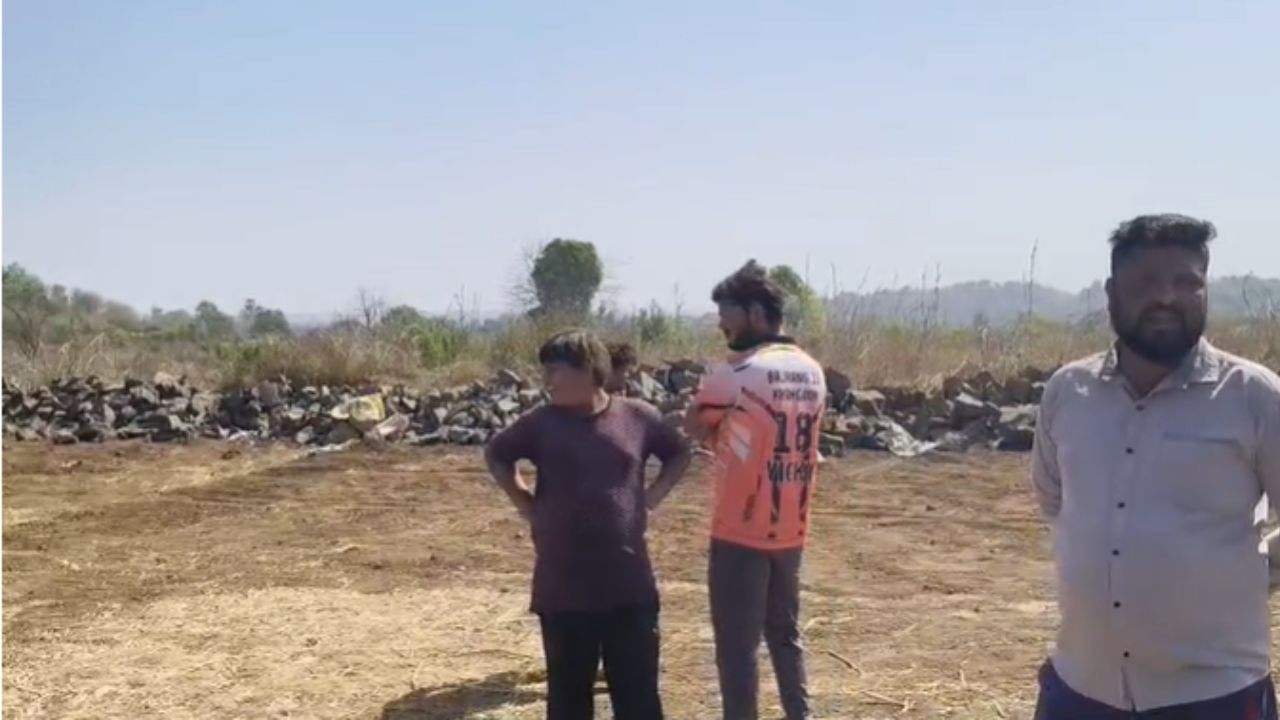 Karjat News : शेतकऱ्यांचा अडवला रस्ता अन्… मंत्री हसन मुश्रीफ यांच्या सुपुत्राचा पराक्रम; नेमकं घडलं तरी काय ?