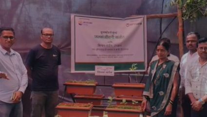 Karjat News : आगळ्या वेगळ्या किचन गार्डन उपक्रमाचा शुभारंभ ; शेतकऱ्यांना फवारणी यंत्र आणि गांडुळ खताचे वाटप 