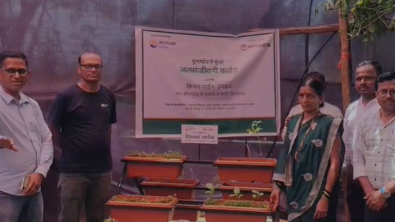 Karjat News : आगळ्या वेगळ्या किचन गार्डन उपक्रमाचा शुभारंभ ; शेतकऱ्यांना फवारणी यंत्र आणि गांडुळ खताचे वाटप 