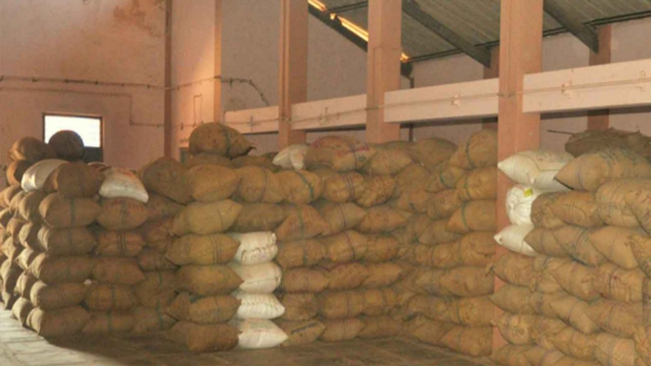 Kolhapur News : धान्य साठवणूक योजनेत महाराष्ट्र अग्रेसर; कोल्हापूरसह 10 जिल्ह्यांत उभारणार सर्वात मोठं ‘कोठार’