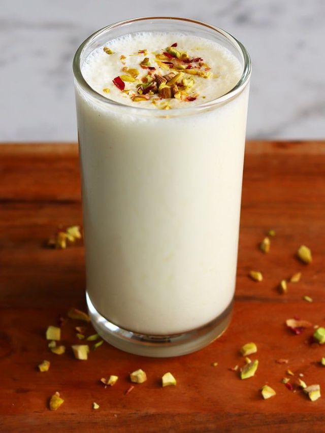 उकाडा वाढतोय, घरी बनवा मार्केट स्टाईल लस्सी