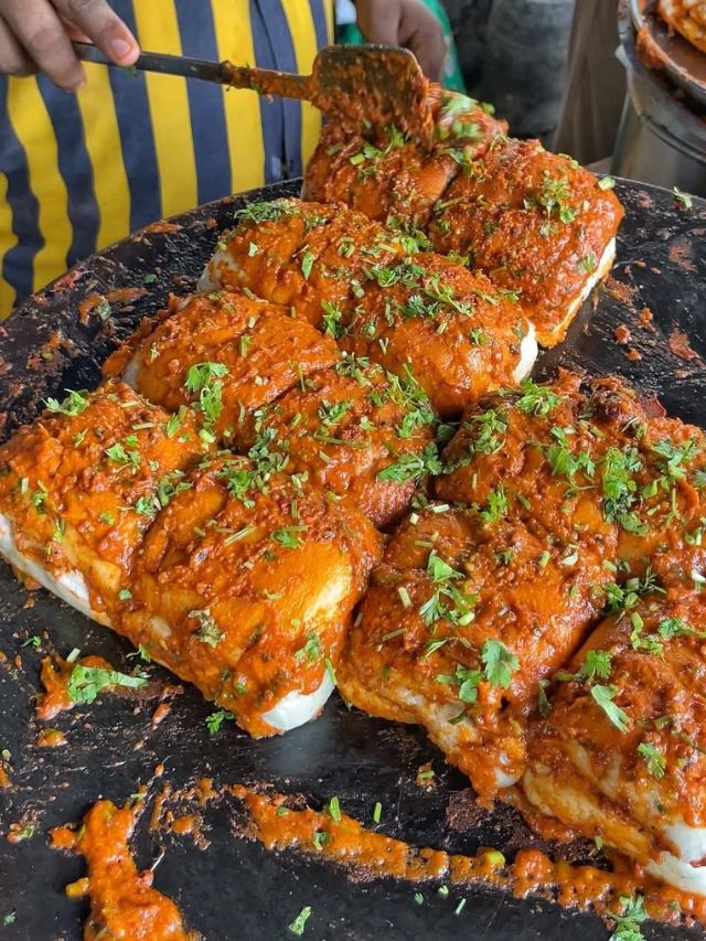 झणझणीत मुंबई स्टाईल मसाला पाव बनवा घरच्या घरी!