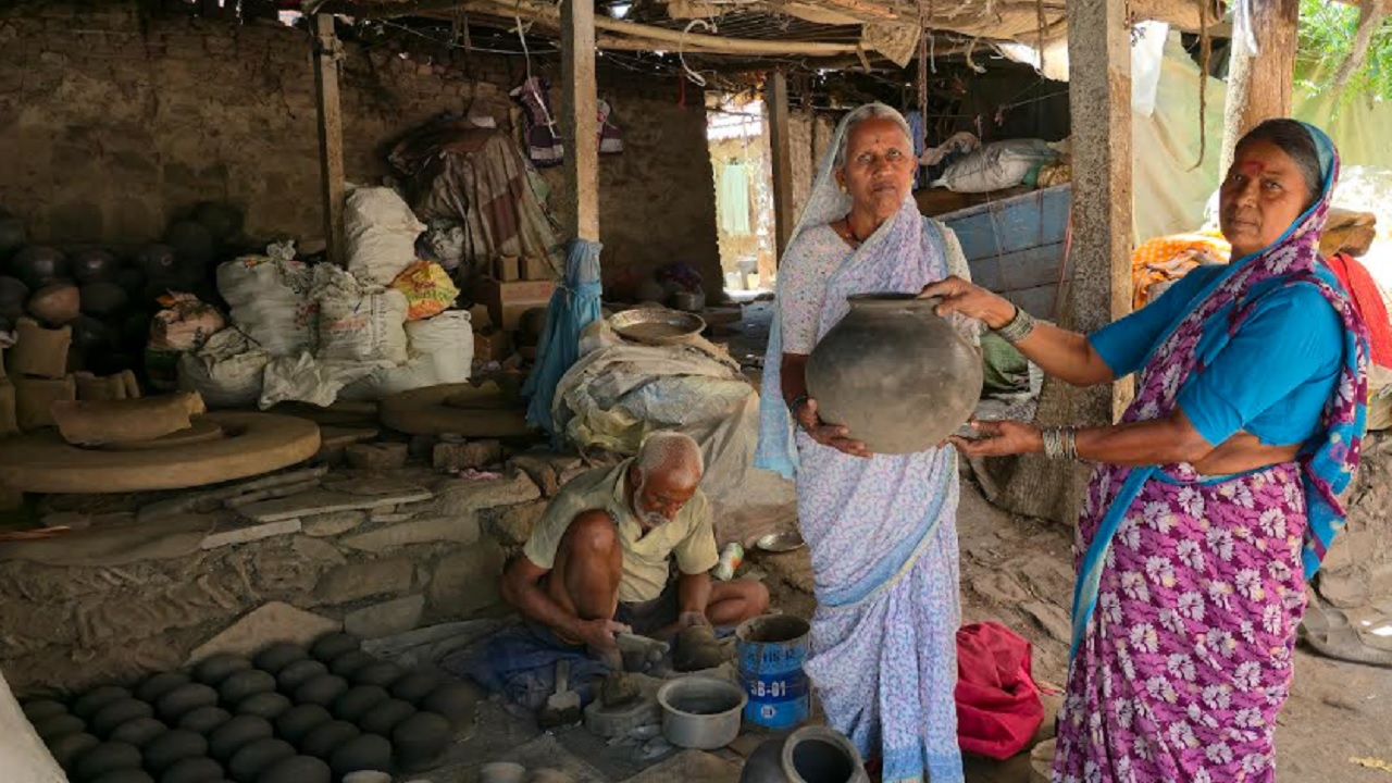 गरिबाच्या फ्रीजला वाढली मागणी; कुंभारवाड्यांमध्ये माठ बनवणाऱ्या कारागीरांची लगबग सुरू