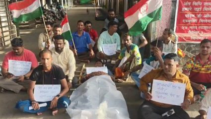 Mira Bhayander : ठेकेदारांविरोधात घोषणाबाजी; स्मशानभूमीतील कंत्राटी कामगारांचे तिरडी आंदोलन