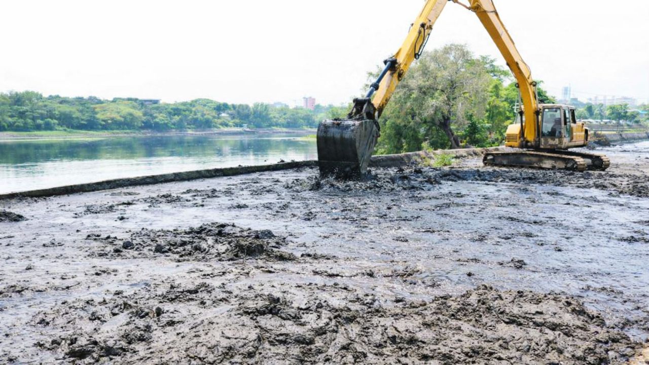 मिठी नदी स्वच्छतेला वेग! ५७ दिवसांत गाळ काढण्याचे लक्ष्य, ३१ मेपर्यंत काम पूर्ण करण्याचे आदेश