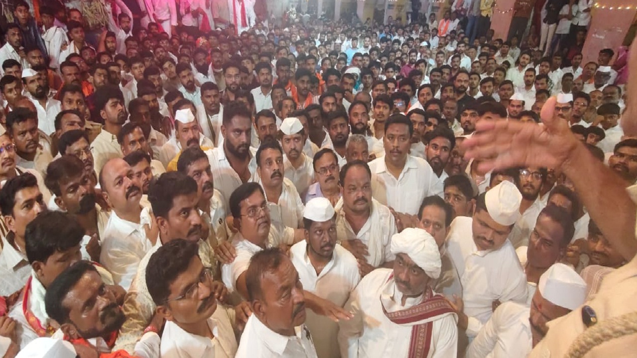 मोहोळमध्ये श्री नागनाथ महाराज यात्रेदरम्यान पेहरावावरून वाद; पोलिसांच्या मध्यस्थीनंतर मिरवणूक शांततेत