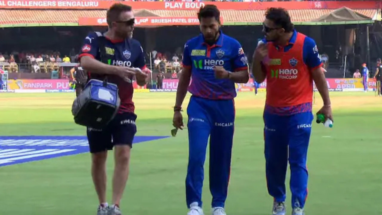 IPL 2026: फिल्डिंग करताना दिल्ली कॅपिटल्सच्या मुकेश कुमारला सोडावे लागले मैदान, नक्की काय घडले