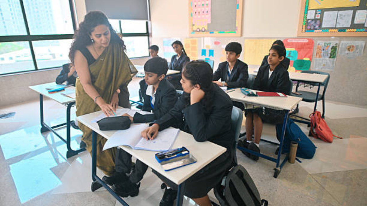 मुंबईतील १६४ बेकायदेशीर शाळांवर कठोर कारवाईची मागणी, अनेक शाळांमध्ये अग्निशमन तपासणीचा अभाव