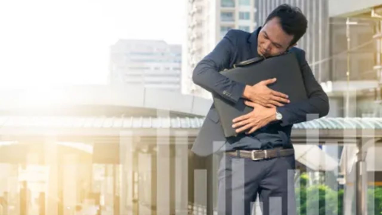 न कळत तुम्ही ही Follow करत नाही आहात ना ‘हा’ ट्रेंड? ‘Job Hugging’… AI ला घाबरून राहाल तर कामातून जाल