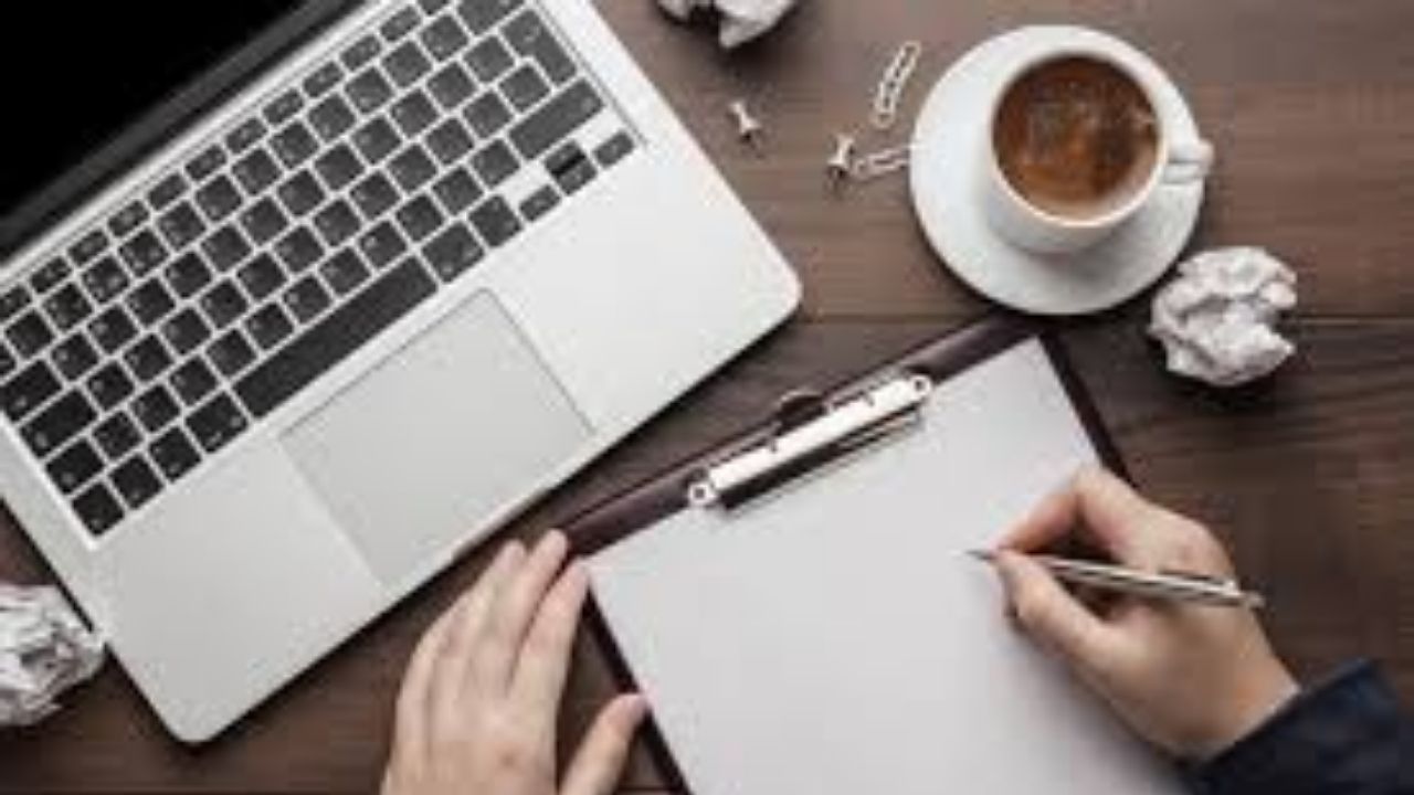 Career Tips : Content Writer बनण्यासाठी खास टिप्स! ‘या’ गोष्टी कराल, तर पैसाच पैसा असेल भावा!