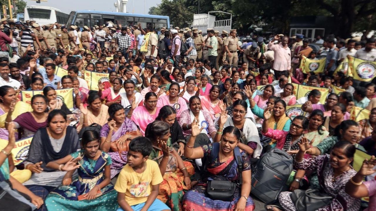 खासदार-आमदारांसाठी योग्यता नाही… तर शिक्षकांच्याच पात्रतेवर प्रश्न का? २२ राज्यांतील शिक्षक सामील