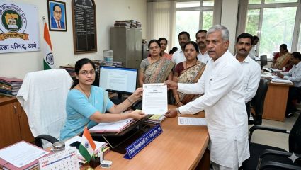 १४ एप्रिलपूर्वी शिक्षकांचे वेतन द्या! जिल्हा परिषदेच्या शिक्षणाधिकाऱ्यांना शिक्षक समितीने निवेदन