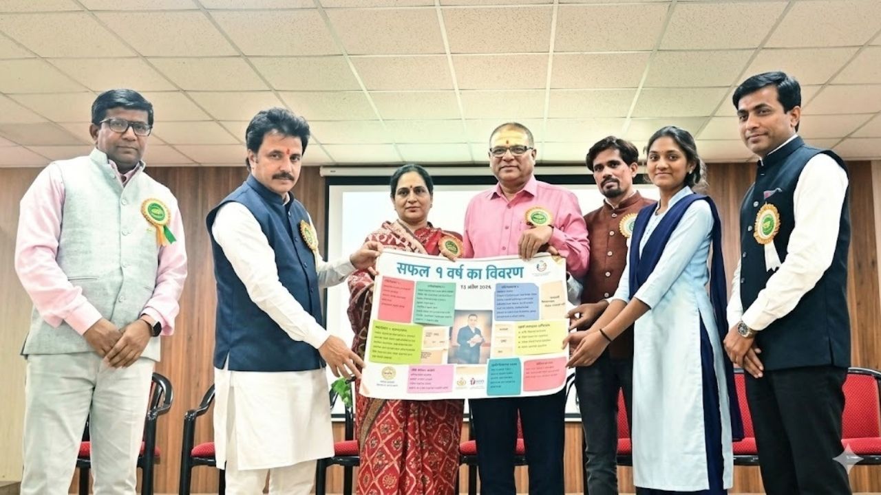 Buldhana : भित्तीपत्रक स्पर्धेतील विद्यार्थ्यांचा सत्कार! व्यंकटेश कॉलेजचा पुढाकार; मान्यवरांनी व्यक्त केले विचार