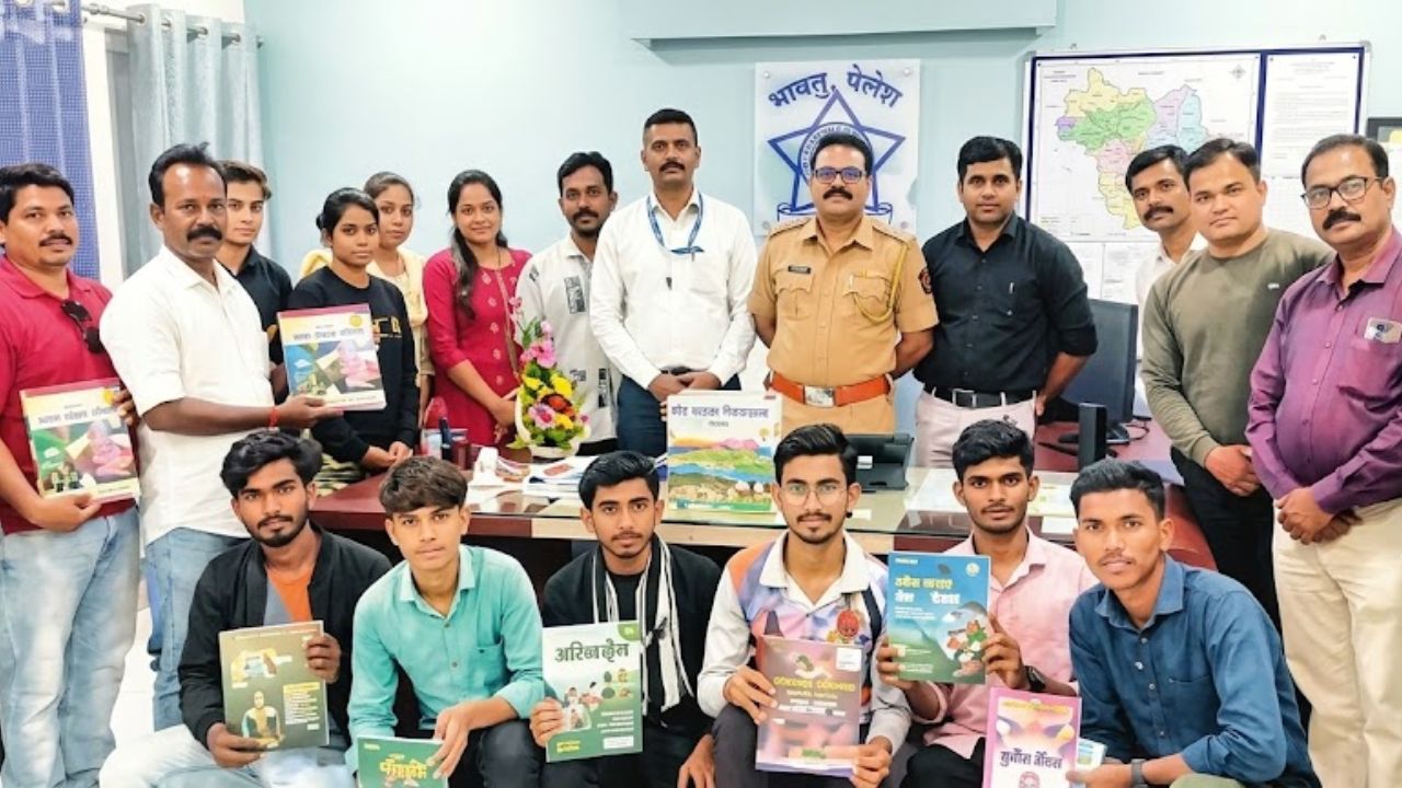 स्पर्धा परीक्षांच्या २०० पुस्तकांचे वाटप! पोलिस अधिकारी पाटील यांचा पुढाकार