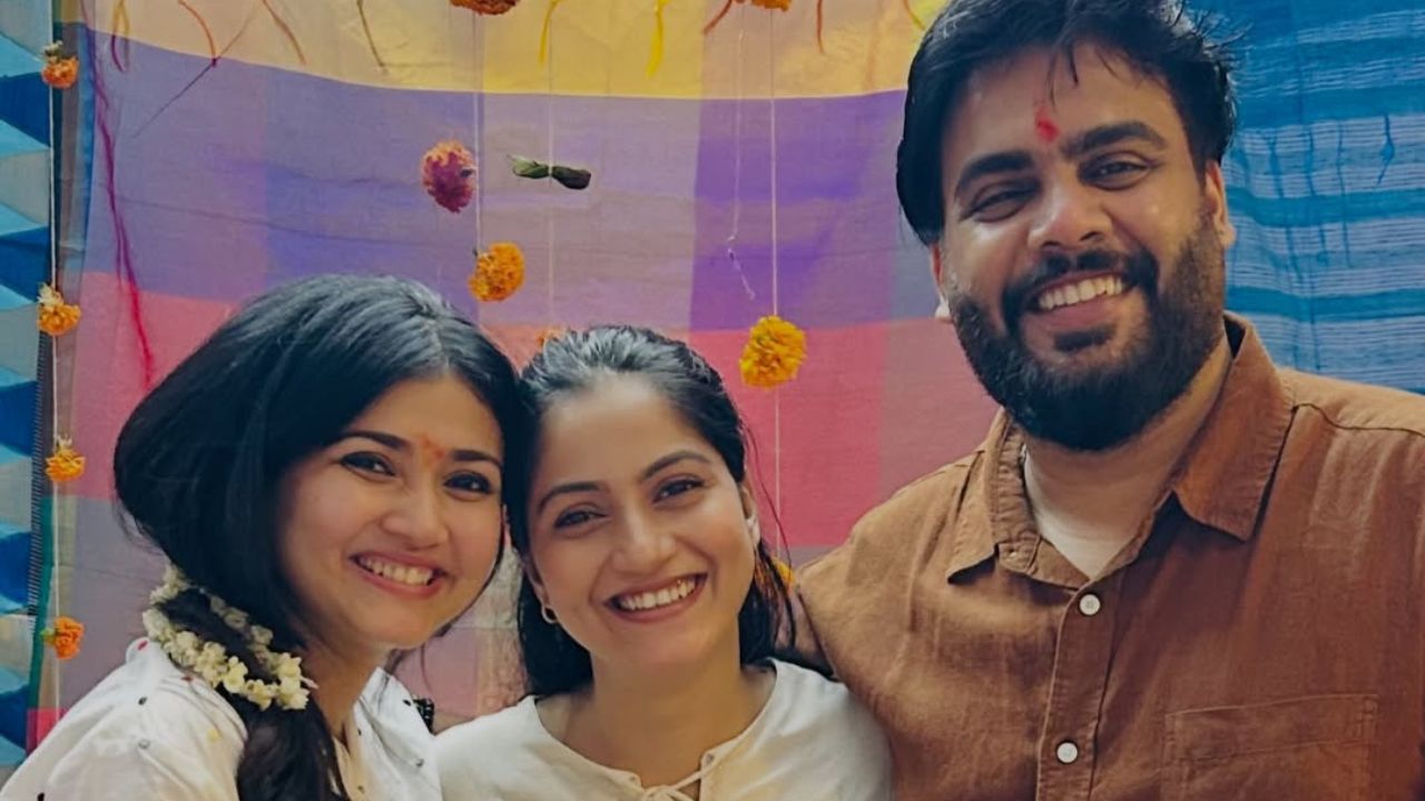 केळवणात ज्ञानदाने केसात माळलेल्या गजऱ्याचा सुगंध अगदी पाहताच जाणवत आहे.