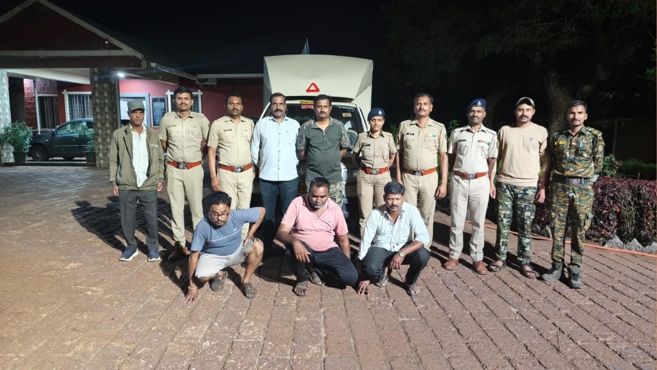 Raigad News : पोलादपूर चेक नाक्यावर वनविभागाची मोठी कारवाई! खैराच्या लाकडासह तिघांना रंगेहात पकडले