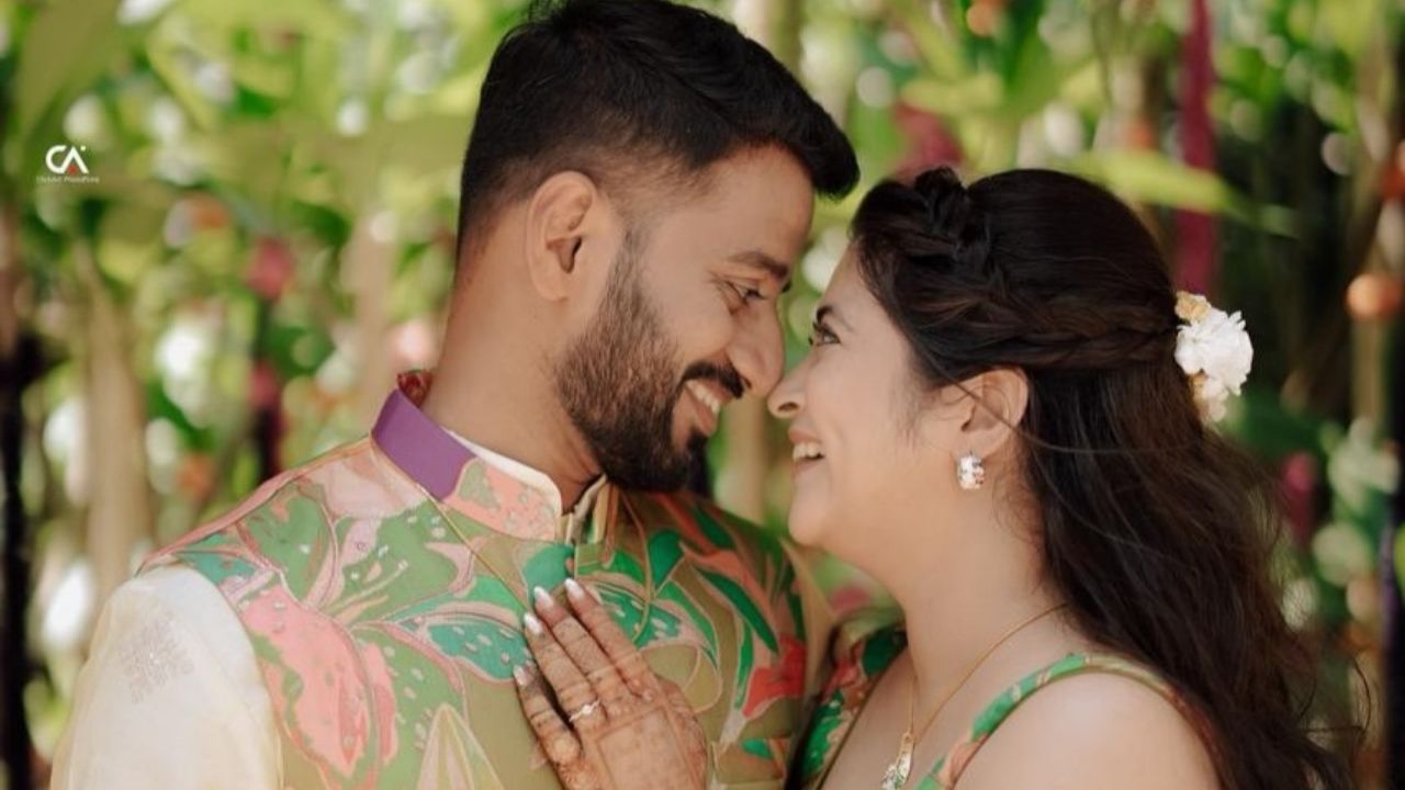 अभिनेत्री गायत्री दातारने तिच्या अधिकृत हँडलवर मेहंदीचे फोटो शेअर केले आहेत. गायत्रीच्या हातावर श्रीकांत चौरेच्या नावाची मेहंदी रंगली आहे. 