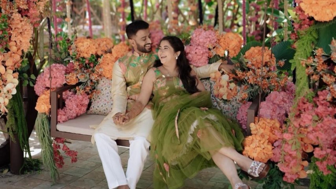 फोटोसाठी करण्यात आलेली सजावट मन मोहक आहे. फुलांनी संपूर्ण बाकडा सजवण्यात आला आहे जिथे उत्कृष्ट फोटोग्राफी करण्यात आला आहे. 