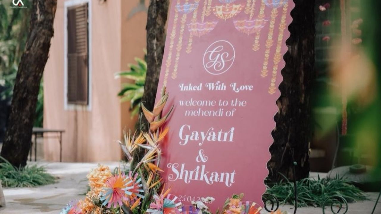 गायत्रीने कॅप्शनमध्ये 'Mehendi' असे छोटसे पण सुंदर कॅप्शन दिले आहे. 