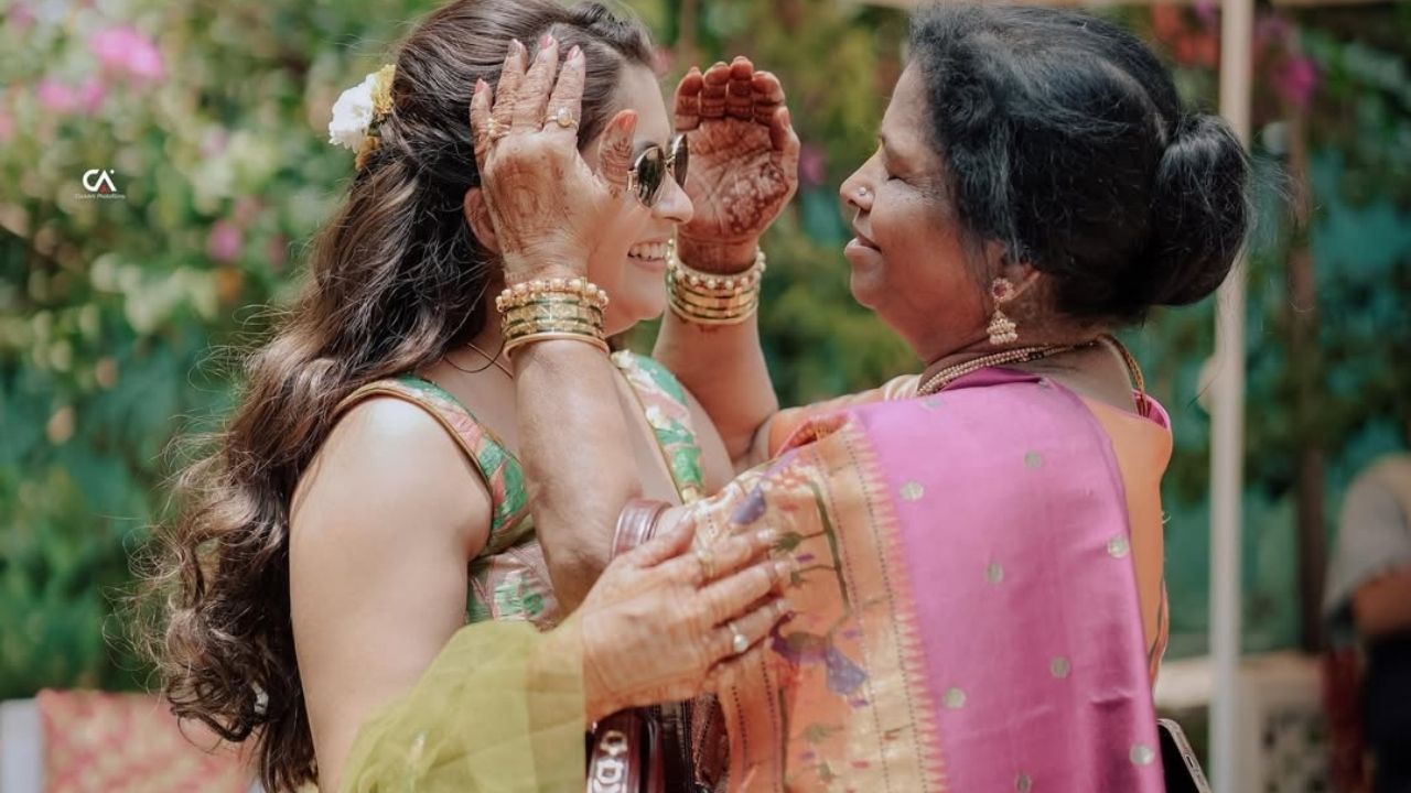 गायत्रीने तिच्या आईसोबतचा एक खास फोटो शेअर केला आहे. आईने तिला कुरवाळले आहे, फोटो अतिशय गोंडस आहे. 